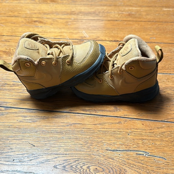 Nike manoa boots size 7c - Picture 3 of 8